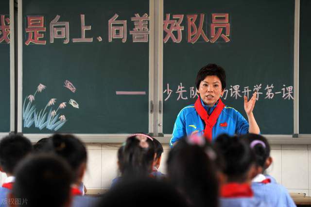 五年前，郭长青从红石村调到富屯来当带领，在他的带领下，富屯真的富了。但本来红红火火的红石村却由于队长车富知足于近况，出产起头障碍不前。因而公社党委决议，把郭长青再调回红石任党支部**，让他在红石为全公社树起一面治山治水的年夜旗。郭长青说服老伴抛却在富屯十分困难才盖起的三间新居，配合来到红石。郭长青与车富从小一路给田主扛活，解放后又配合弄土改，闹合作化。现在长青的儿子郭宏和车富的女儿车凤订了婚，俩人又成了儿女亲家。在郭长青回红石前夜，经人先容，车富续了外村的贾玉花为妻。贾玉花刚来到车家，就搭车富不在家时偷着动用了队里的公款为自家买了羊。郭长青来到红石后，决议建筑扬水站，把年夜龙湾的水引上山，解决这里十年九旱的题目。对此打算，红石的干部、大众都很欢快，而车富却有些不满，他说郭长青是居心要把红石弄垮。贾玉花伺机教唆说：“他弄垮了红石，还有个退路，人家在富屯把年夜...